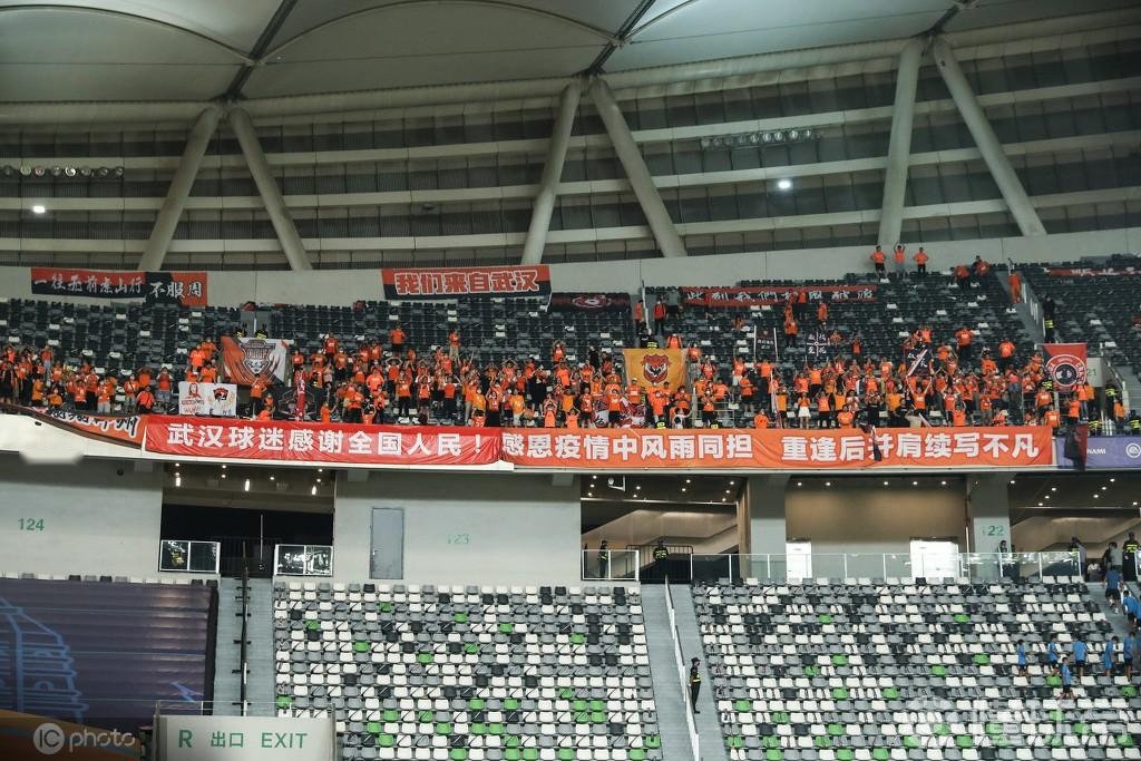 包含武汉卓尔在主场取得胜利，赢得球迷支持的词条