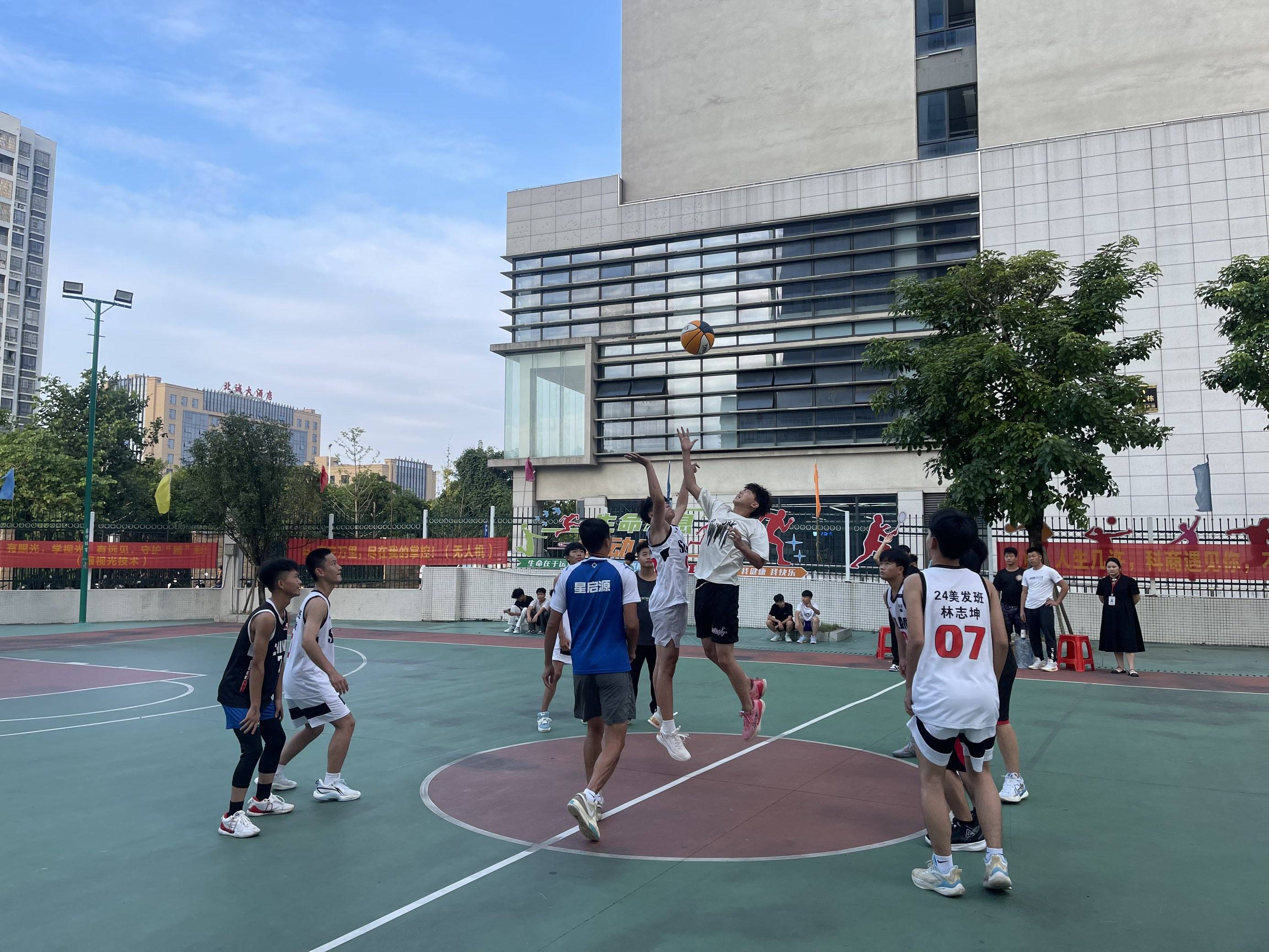 包含当地青年篮球赛精彩继续，小球员积极表现的词条